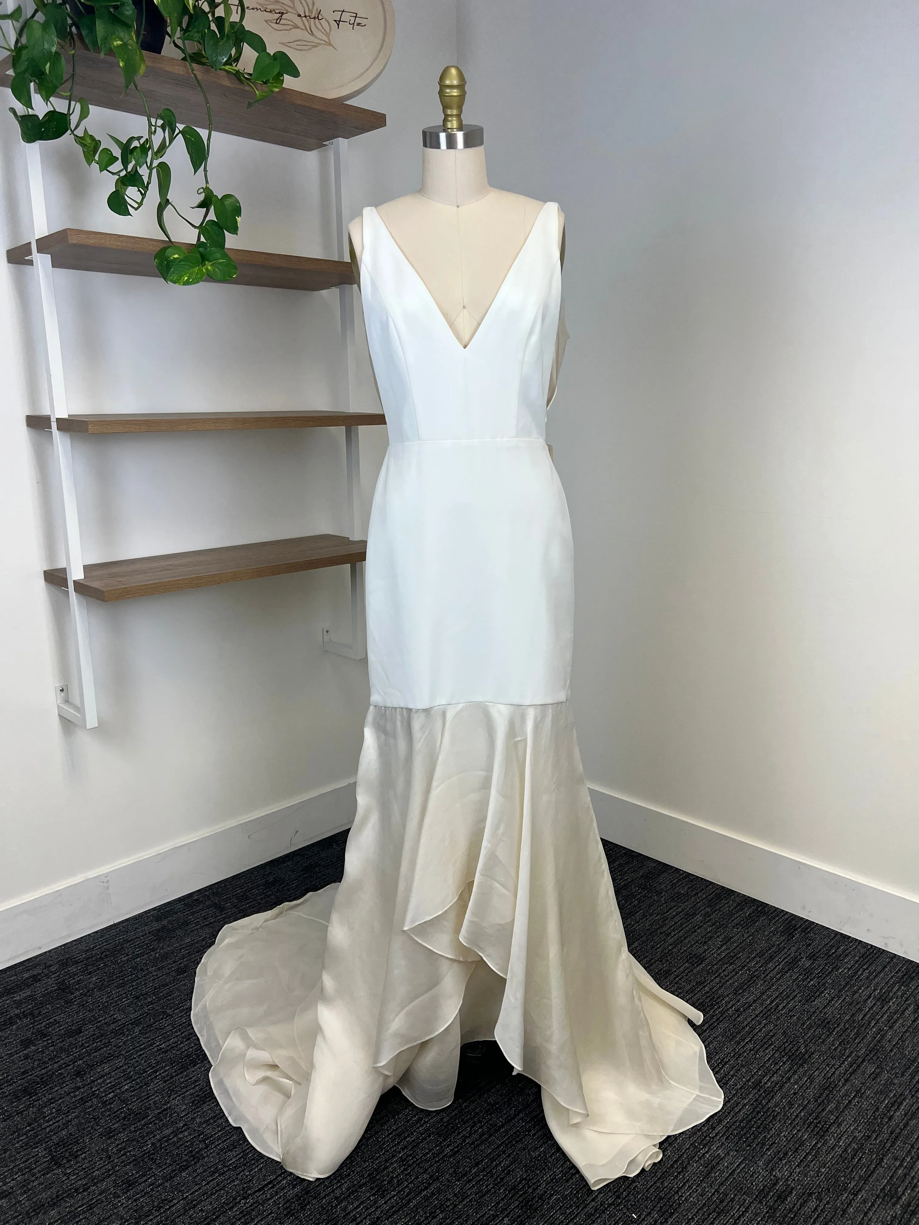 B / Sarah Seven Hotel Living Size 8