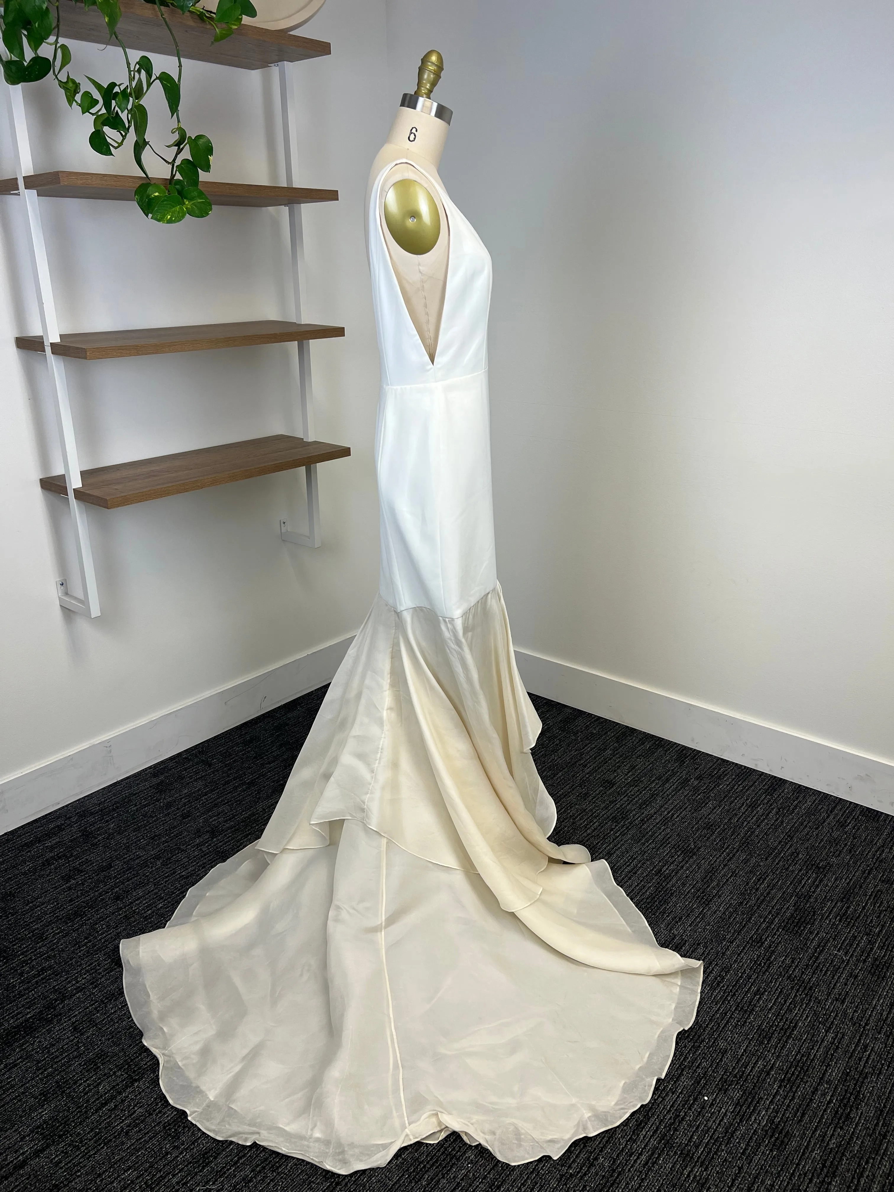 B / Sarah Seven Hotel Living Size 8